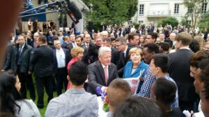 Bundespräsident Joachim Gauck blättert im AsA-Fotoalbum. Foto: Till Winkelmann