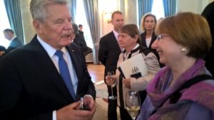 Karin Ahrens im Gespräch mit Bundespräsident Joachim Gauck auf der Feier nach der Verleihung des Bundesverdienstkreuzes